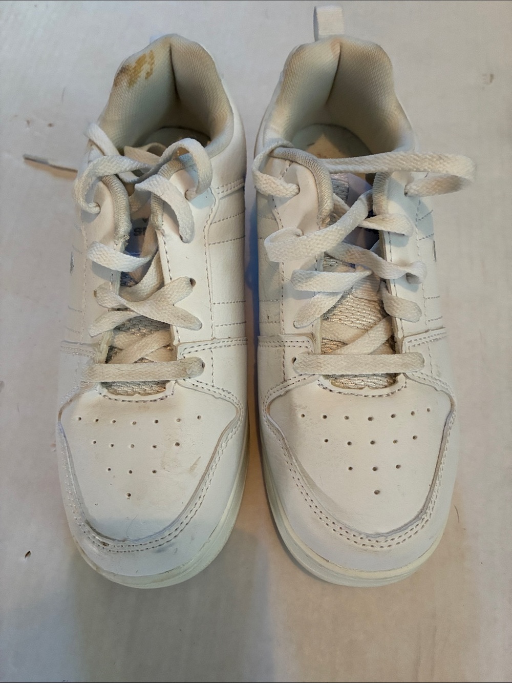 Kids Shaq White Lace-Up Athletic Shoes Size Youth 2 in Good Condition